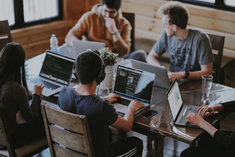 Il team creativo che discute un piano di lavoro attorno a una tazza di caffè in un ufficio moderno